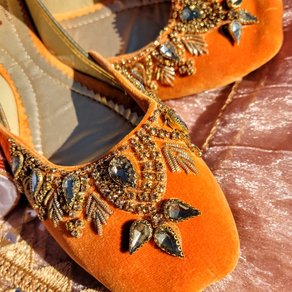 NWTBrand new Handmade velvet bridal khussas. Pakistani Indian khussas flat shoes - Picture 4 of 6